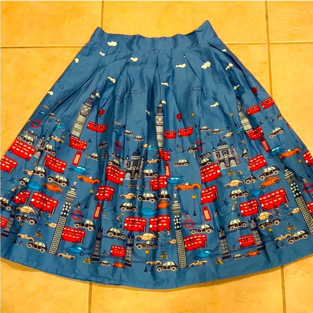 371 // London City Scene Pleated Skirt // S